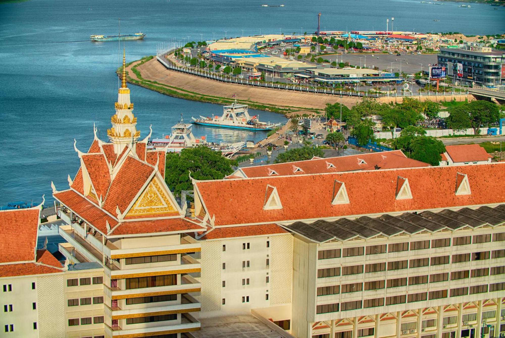 Hotel Cambodiana Phnom Penh Exterior foto