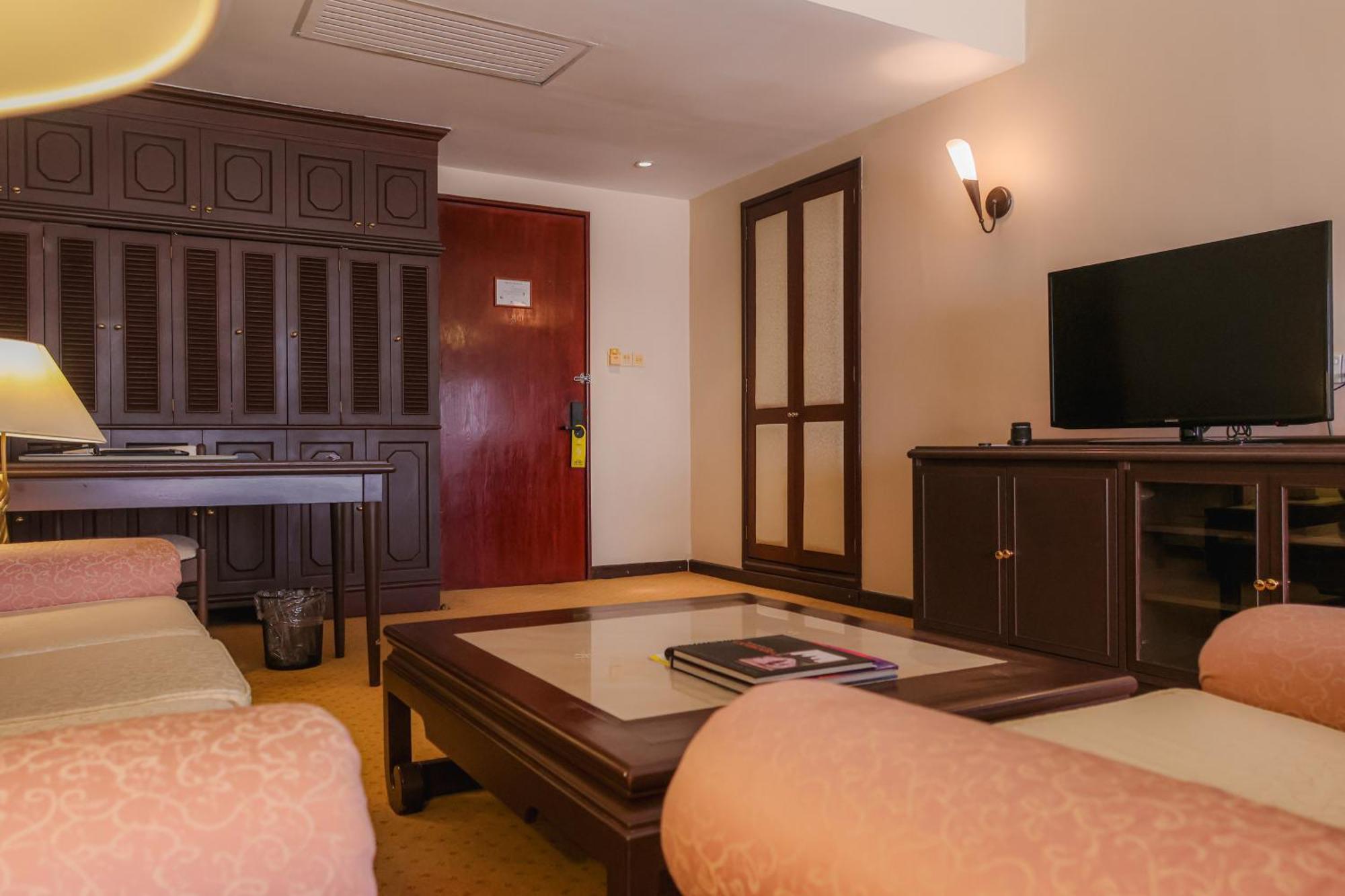 Hotel Cambodiana Phnom Penh Exterior foto